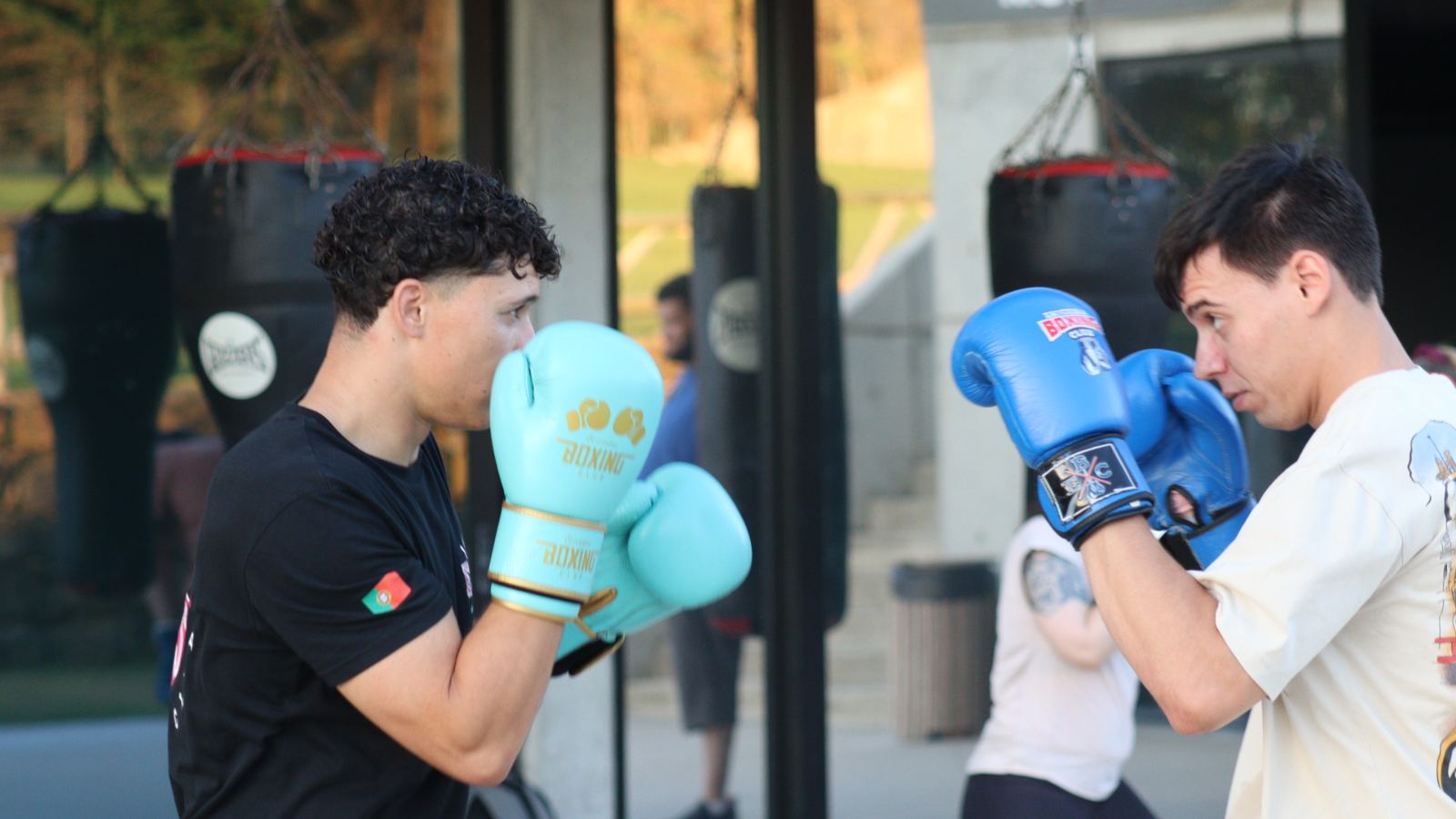 Atletas do EBC em treino com o treinador