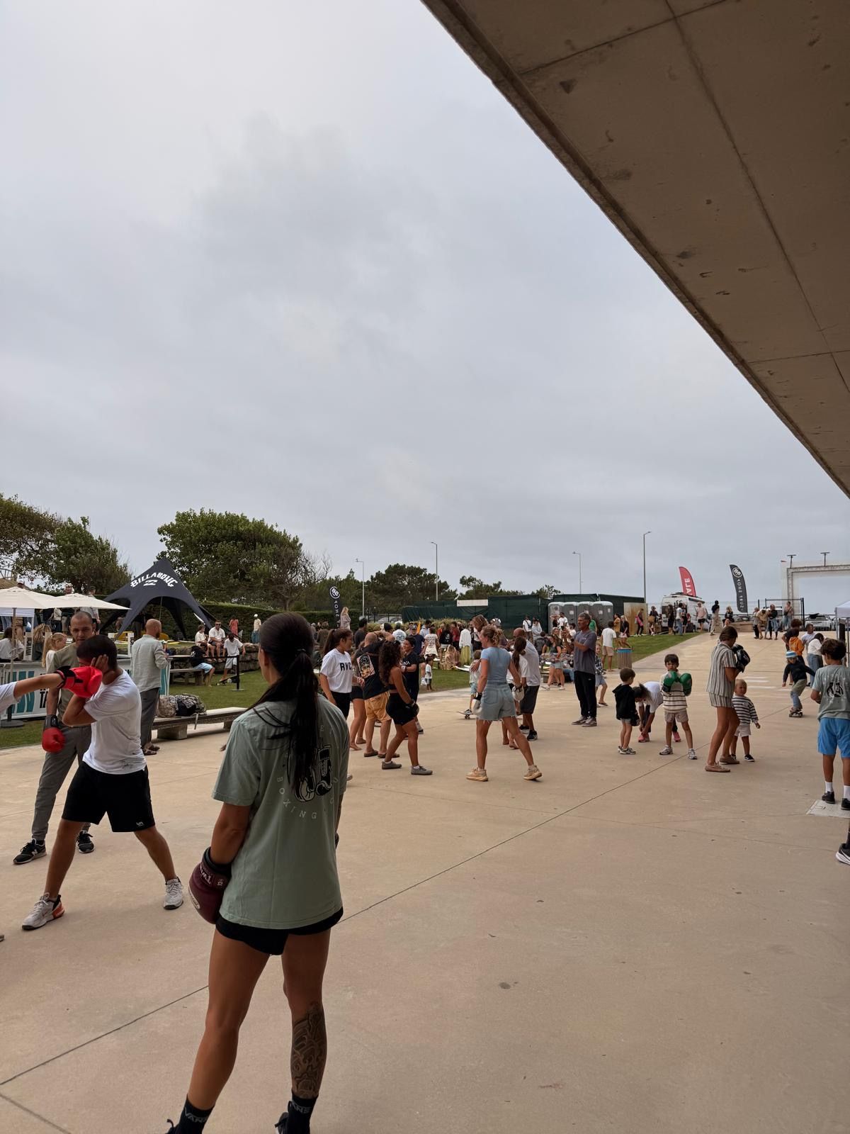 Aula aberta de boxe com crianças e adultos num evento de surf na Ericeira