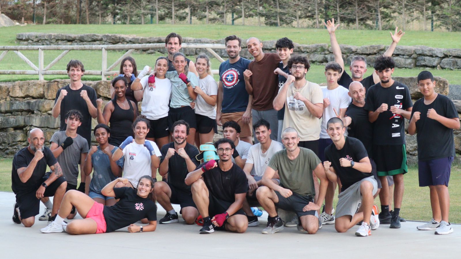 Fotografia de grupo dos atletas e treinadores do Ericeira Boxing Club